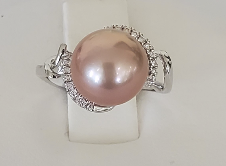 18kt White Gold Pink Pearl and Diamond Ring